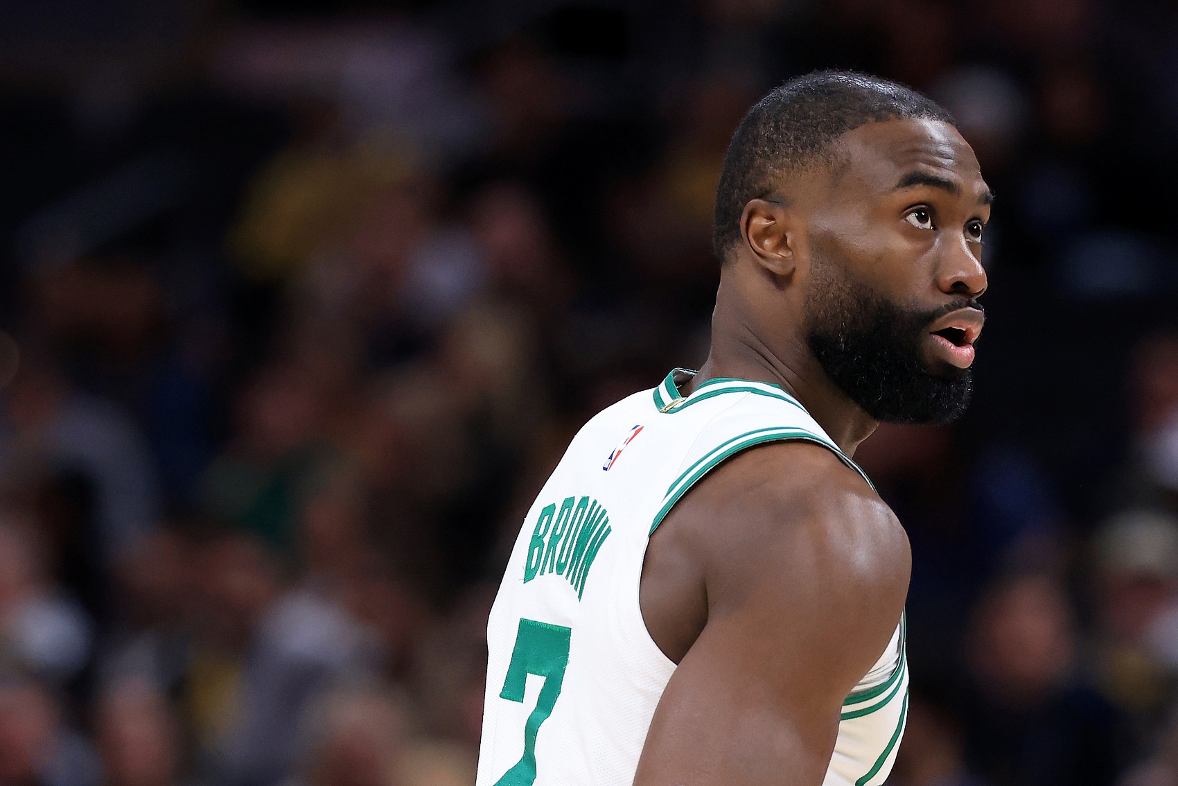 开云官网-今儿不在状态啊！杰伦·布朗半场9投仅3中&amp;有4失误 正负值-17